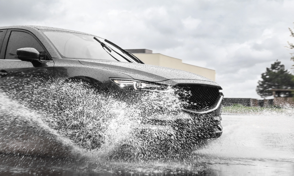 Aquaplaning : comment garder le contrôle de votre véhicule sur route mouillée ?
