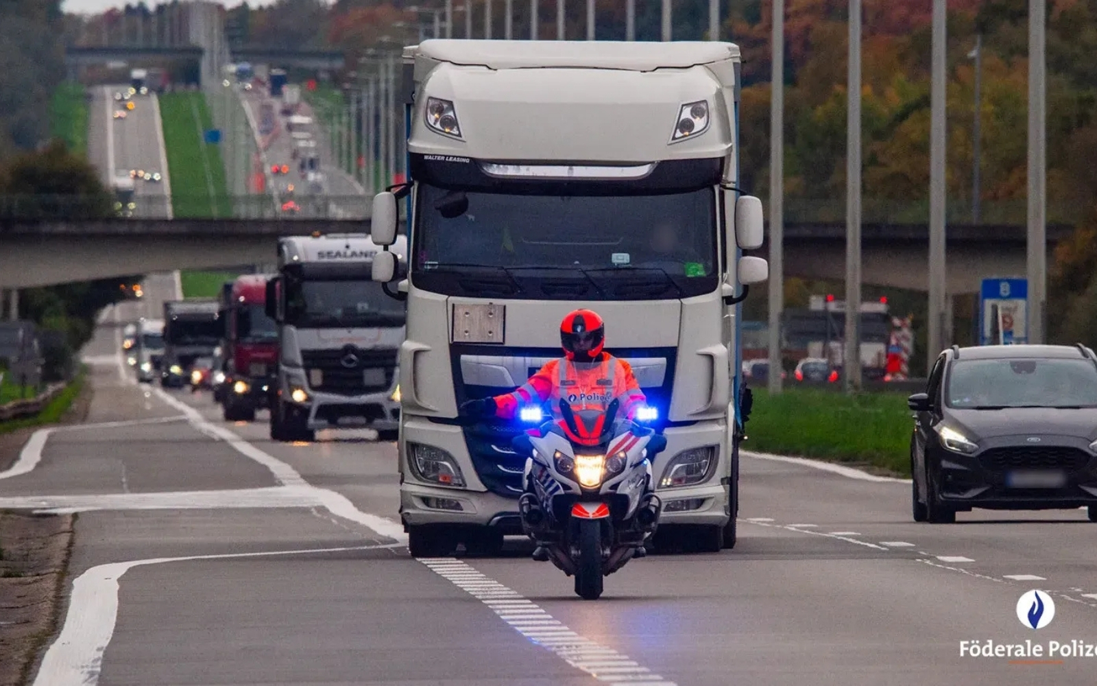 Autoroute : rouler sur la bande du milieu peut vous coûter très cher