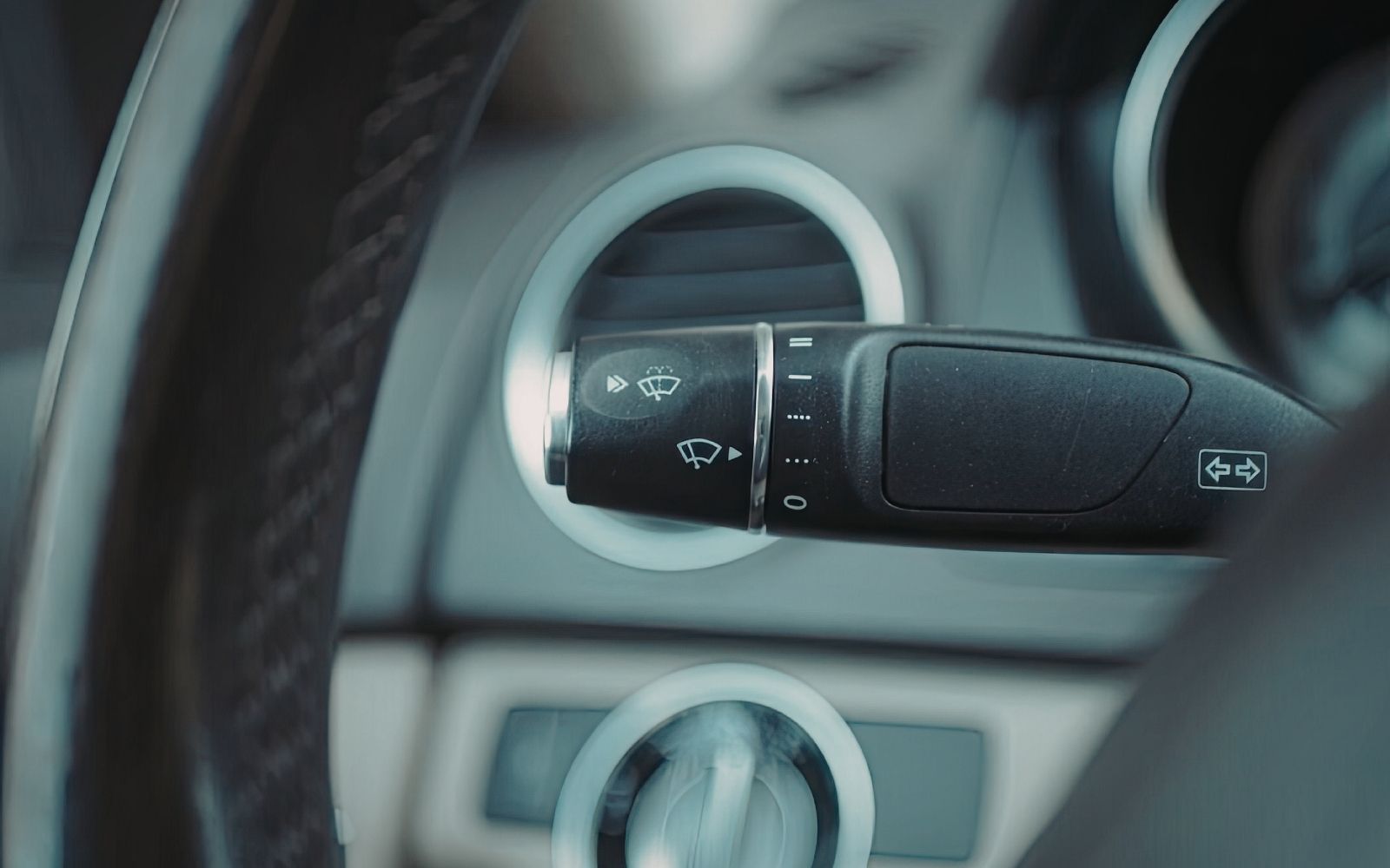 Clignotant : quand faut-il vraiment l’utiliser en voiture ?