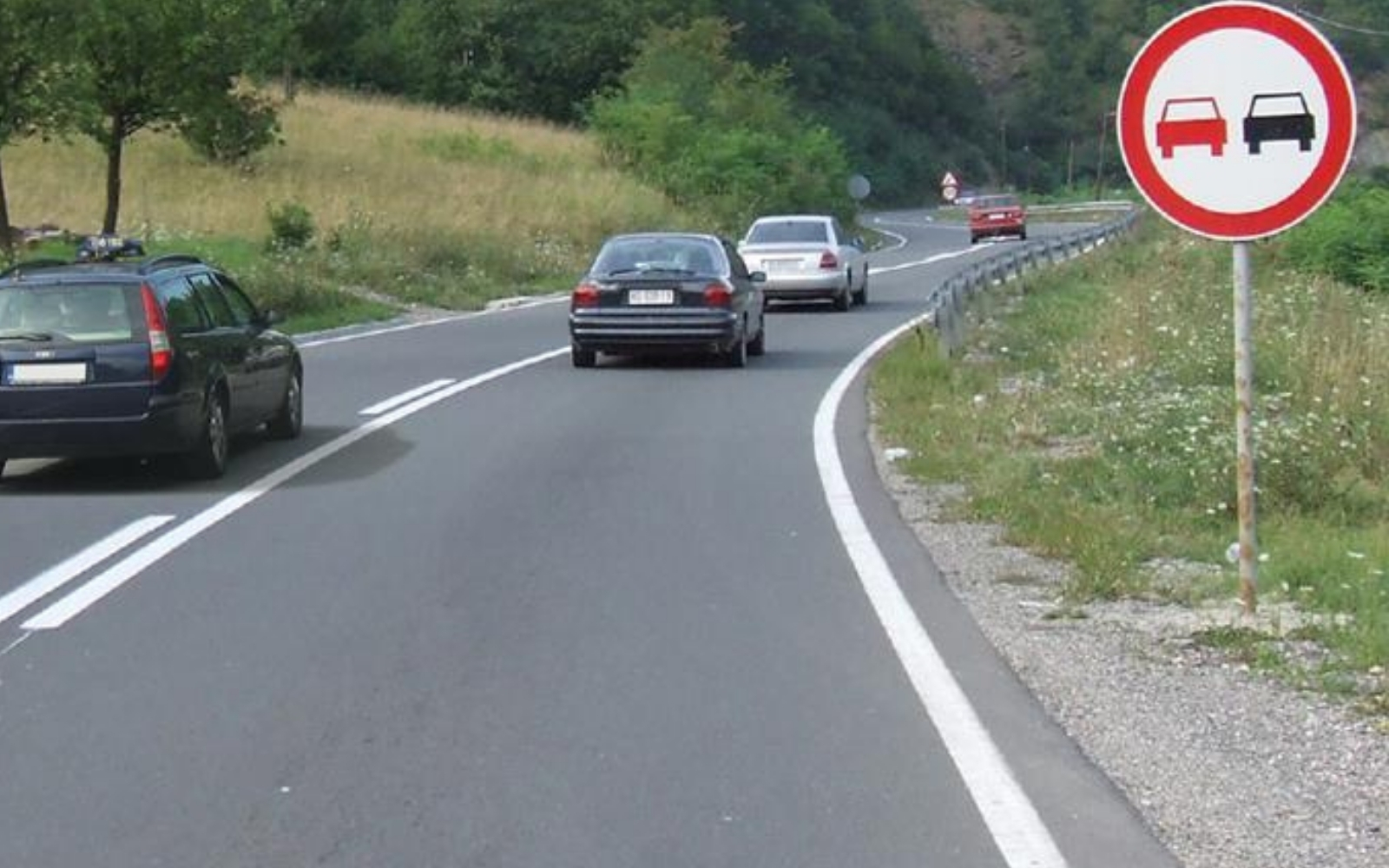 Dépassement en voiture : les règles essentielles pour éviter les accidents