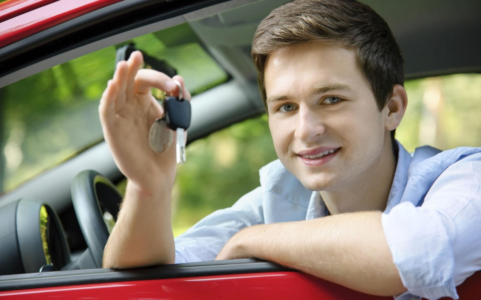 Jeune conducteur : pourquoi l’assurance auto coûte plus cher ?
