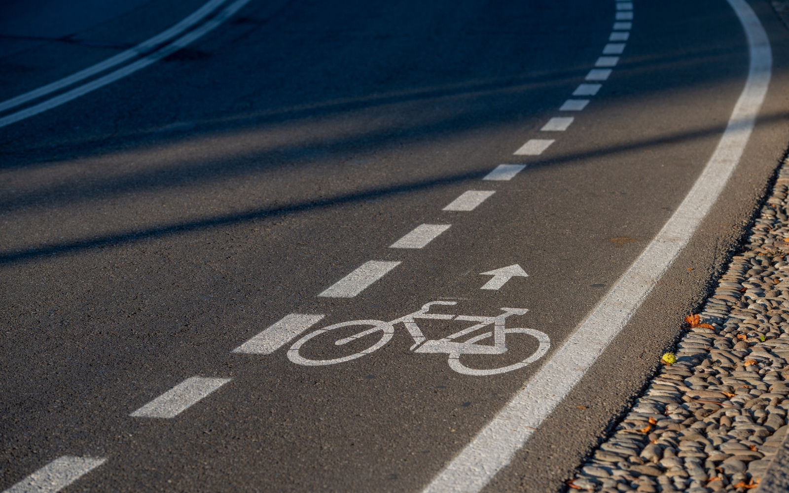 Distance latérale : combien laisser pour dépasser un cycliste ?