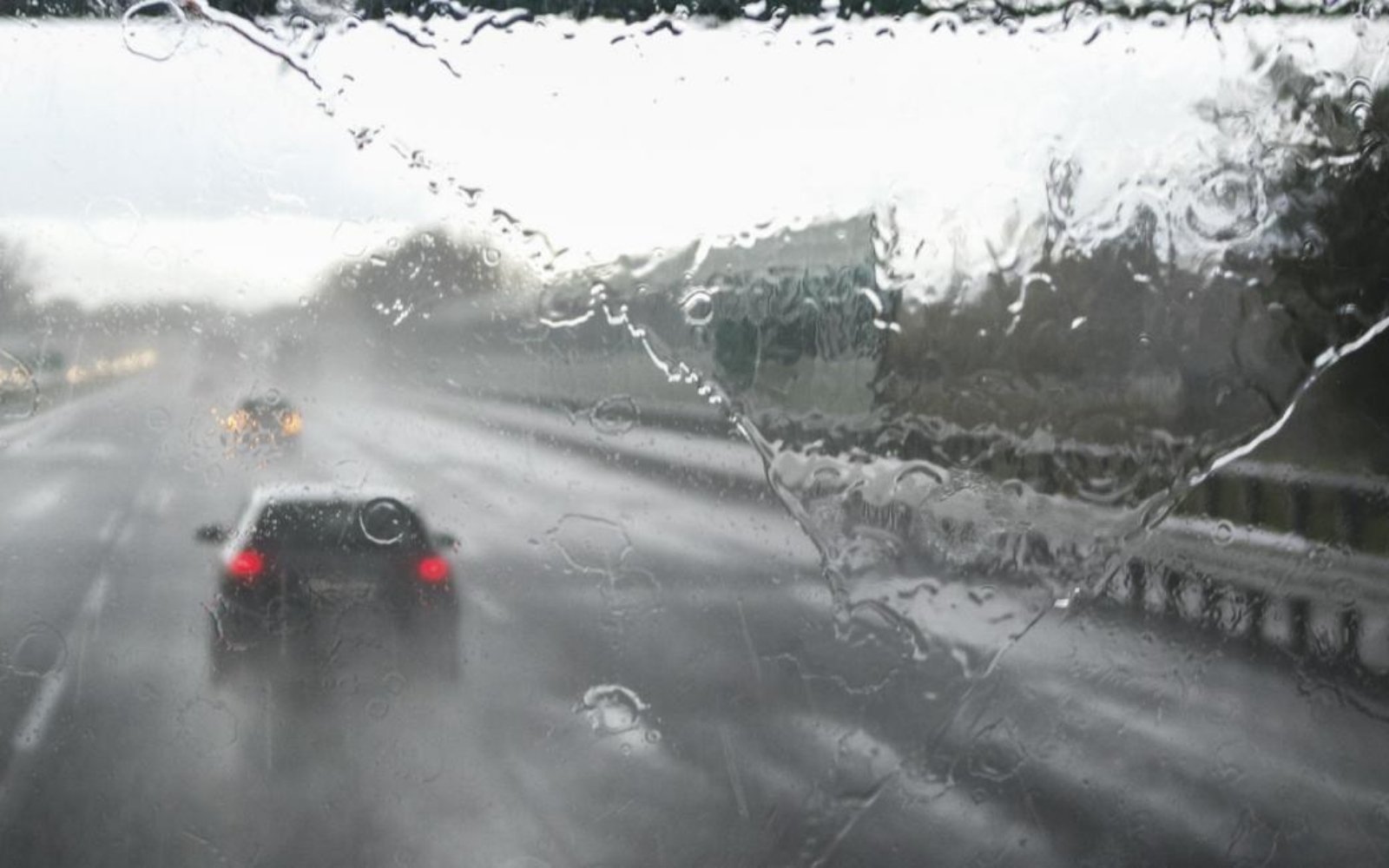 Pluie et aquaplaning : pourquoi votre voiture peut perdre le contrôle