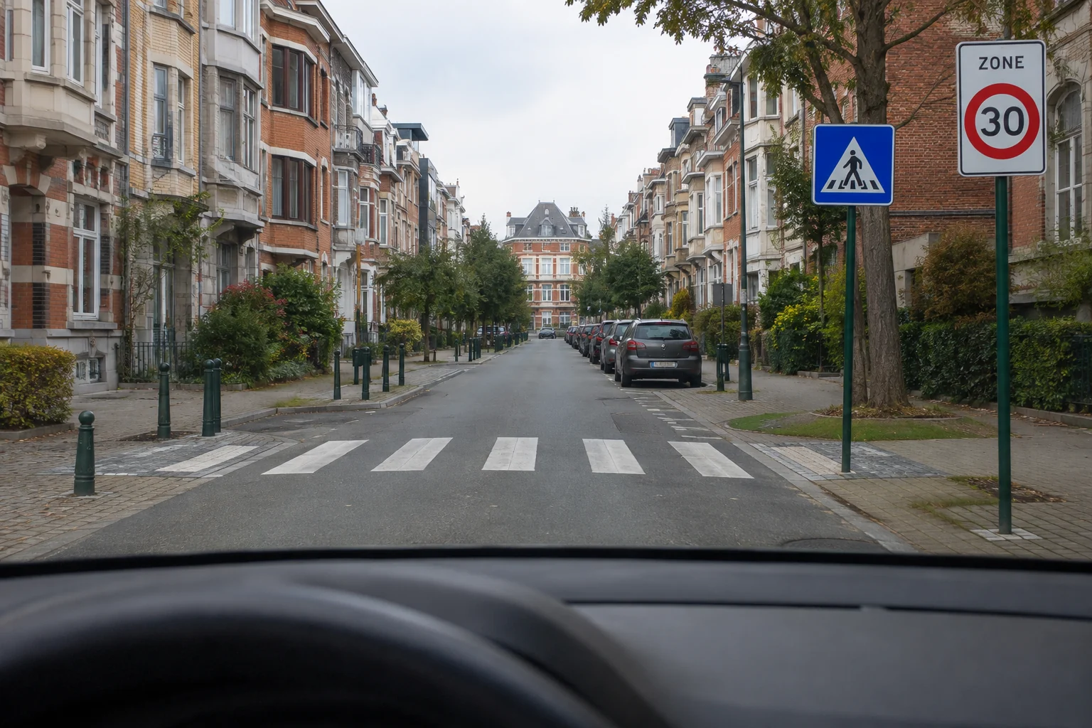 Rue résidentielle en zone 30 à Bruxelles vue depuis une voiture